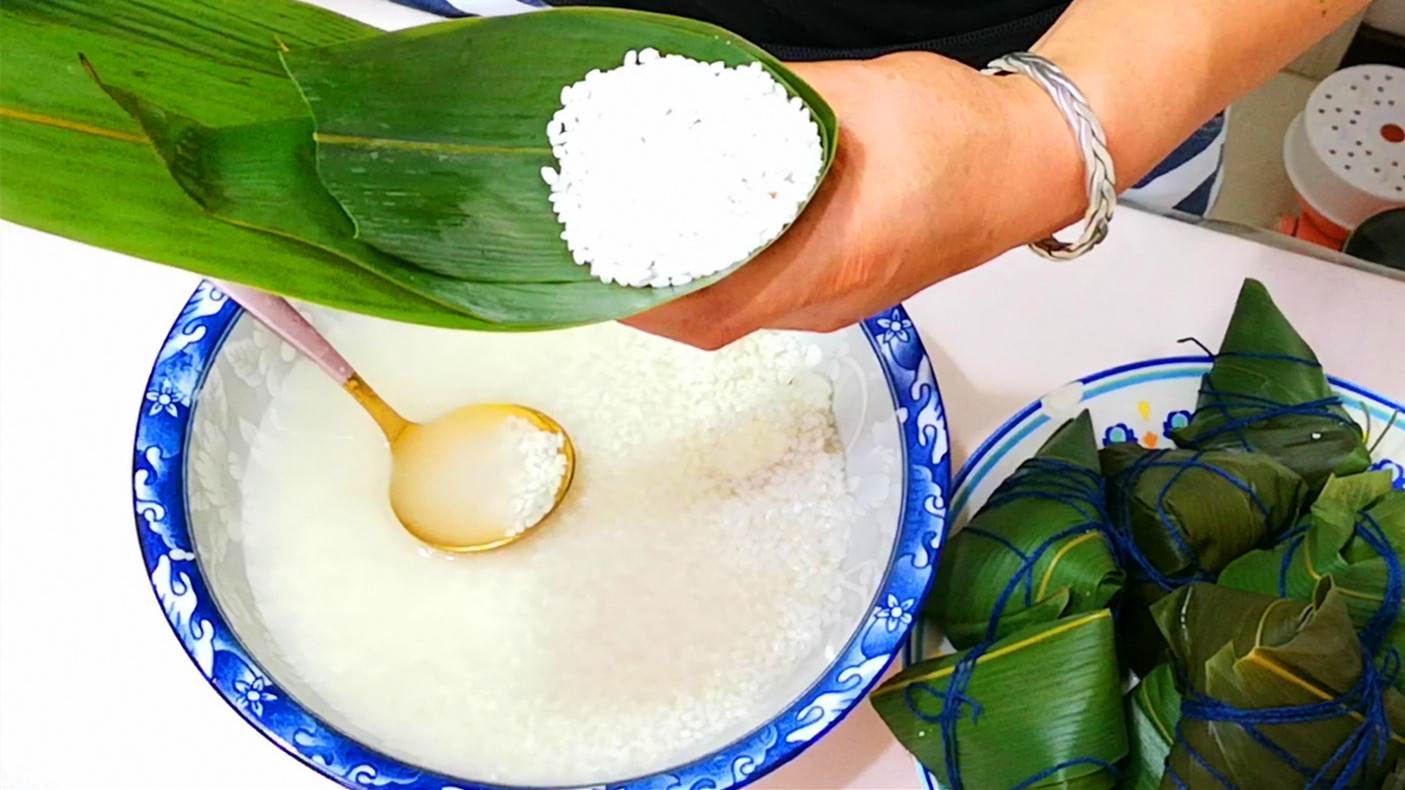 包肉粽子时，最忌泡完米直接就包，多加1步，粽子更香更好吃