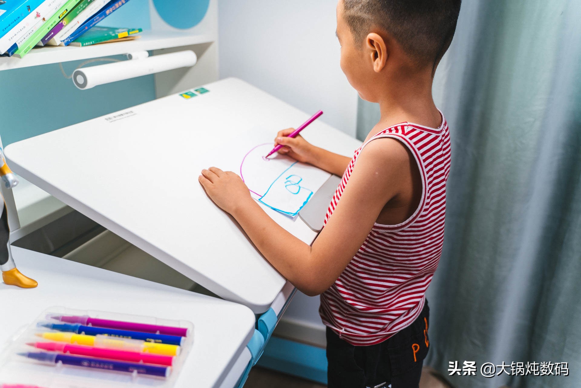 黑白调儿童学习桌星空款,儿童学习桌到底是不是智商税