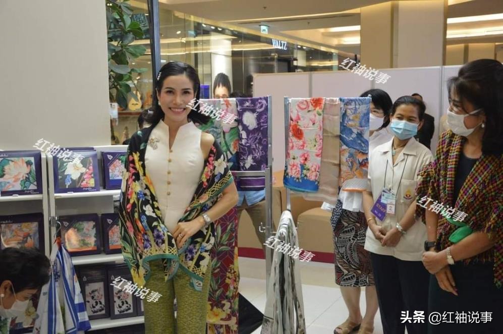 37岁诗妮娜公开晒照,诗妮娜写真穿蓝色鱼尾裙