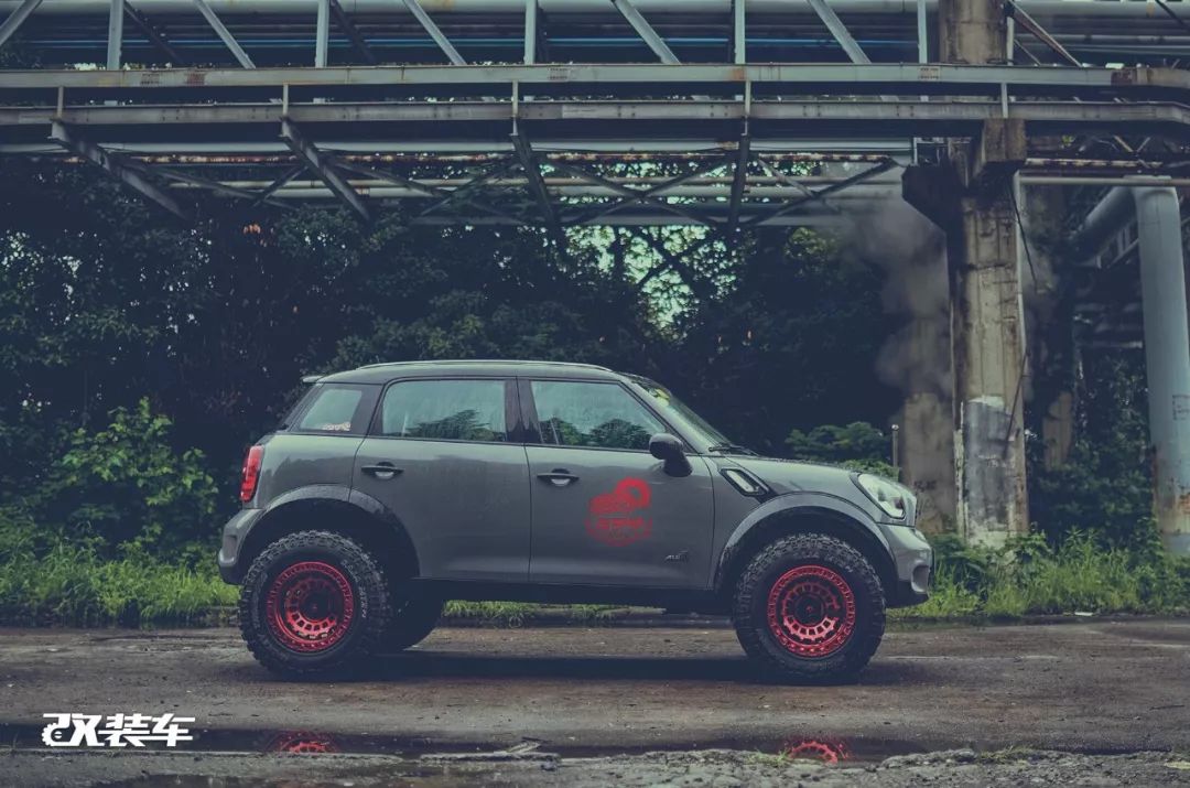 网友花费十几万，把MINI乡下人爆改成大脚怪