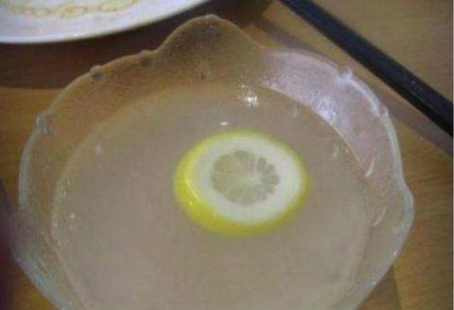 吃西餐为啥服务员先上一杯柠檬水 (西餐服务员为什么要上两杯柠檬水)