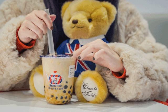 告别东方明珠、城隍庙，来上海这家暗藏100只泰迪的奶茶店