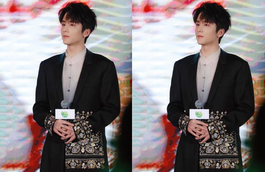 张新成回廊亭穿西服显瘦,县委大院张新成撑伞照片