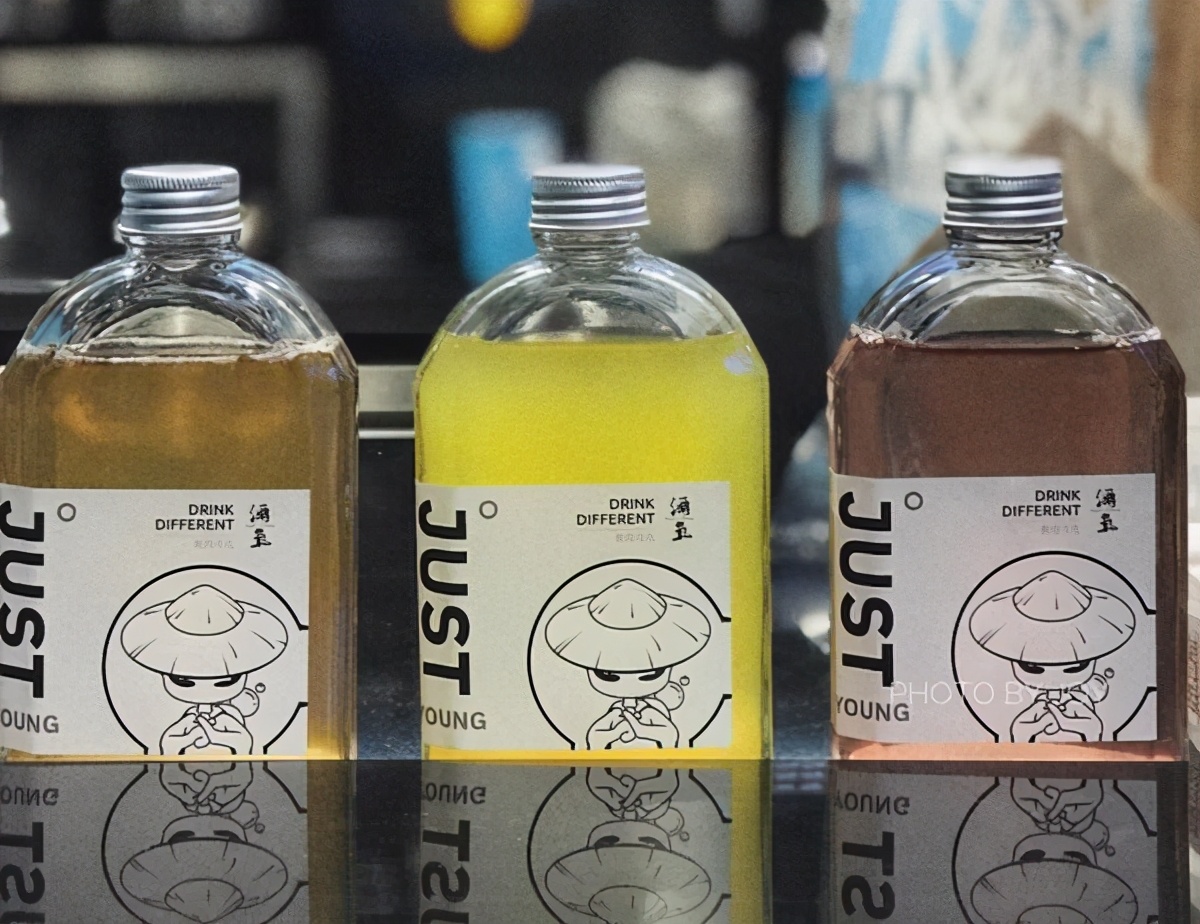 鸡尾酒装进奶茶杯,鸡尾酒受年轻人欢迎