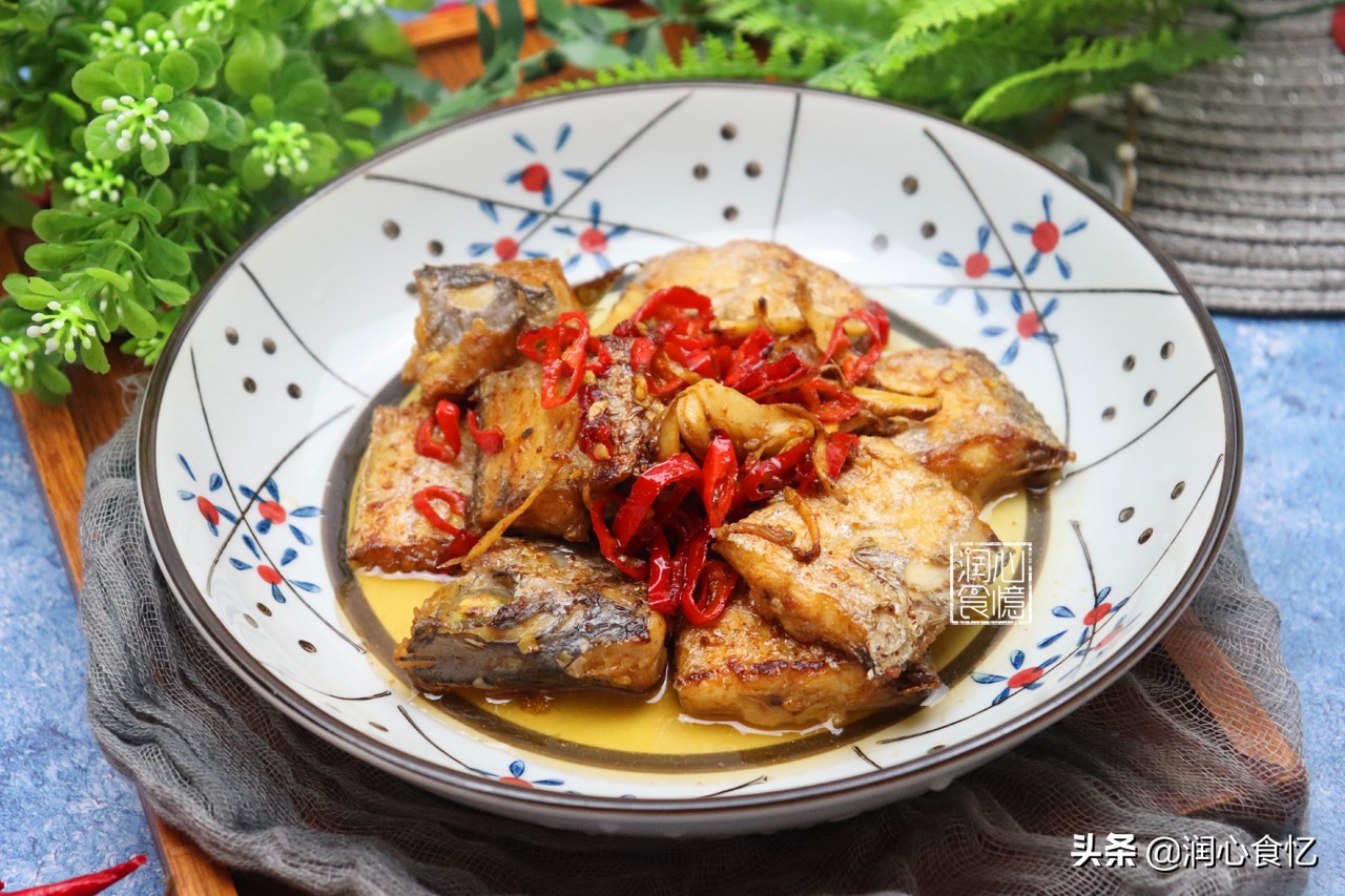 裹上面粉煎带鱼不粘锅不破皮,煎带鱼吃怎么样才能让带鱼不粘锅