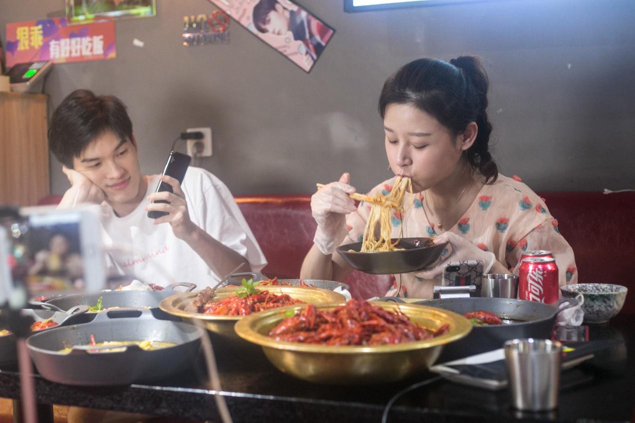 难言怀念大胃王安琪拉PK小龙虾，众网友竟跪求五指剥虾灵敏度？