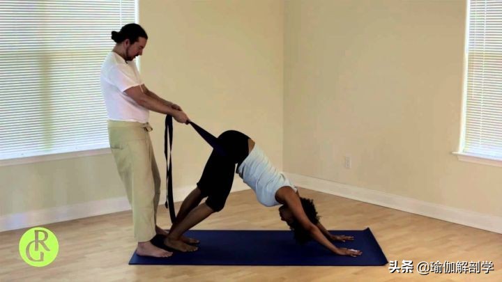 刚开始练瑜伽下犬式,瑜伽老师说体式