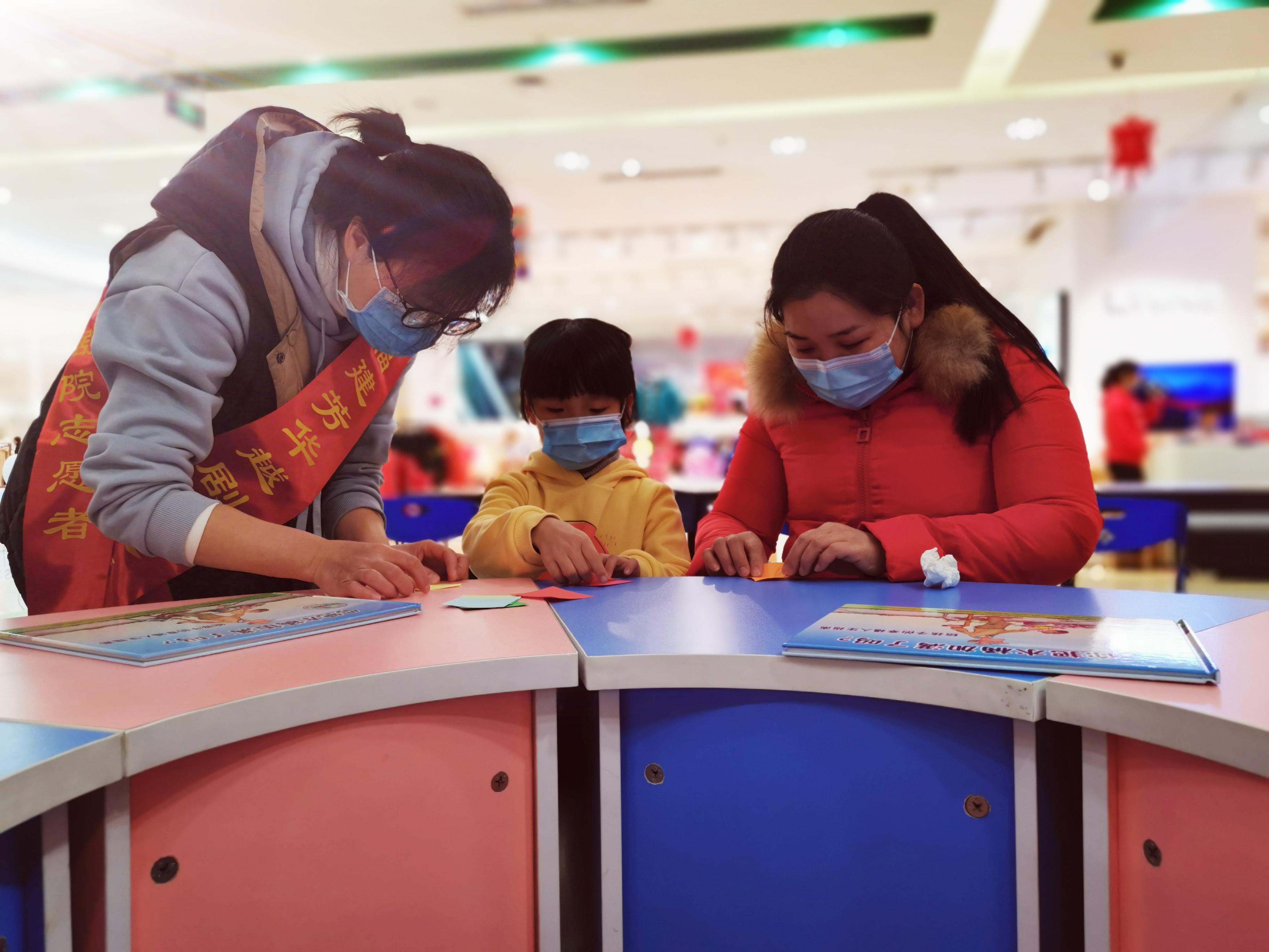 心连心传递爱--《爱心连环彩虹桥》亲子纸艺DIY公益活动举办