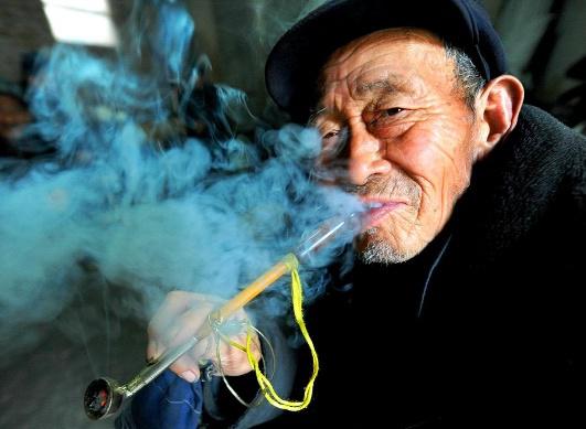 去老乡家瞟见“烟灰缸”，用4块钱顺走，转经几手180万拍卖成交