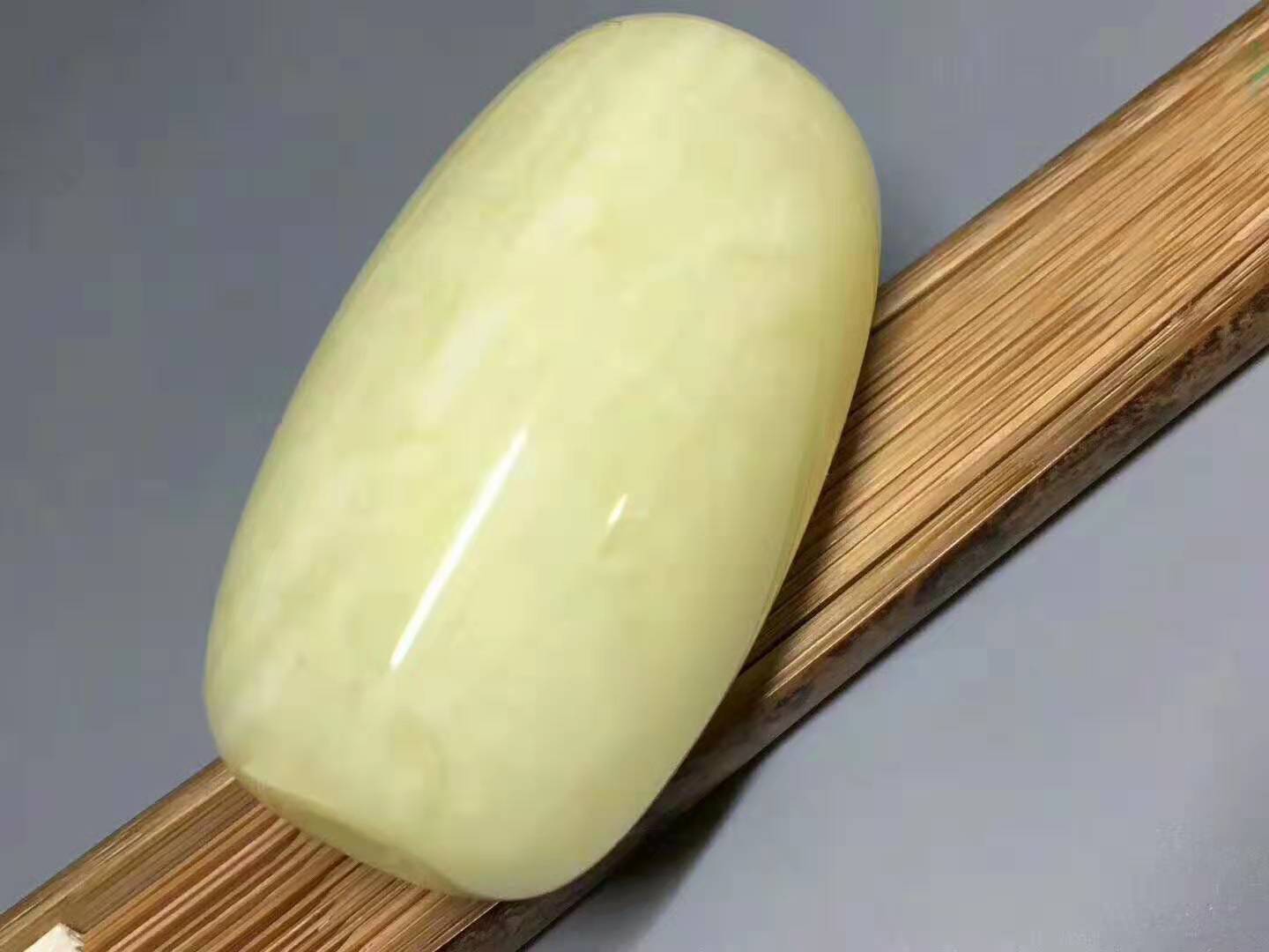 365紫光灯光下蜜蜡真假对照图,辨别蜜蜡真假的小窍门