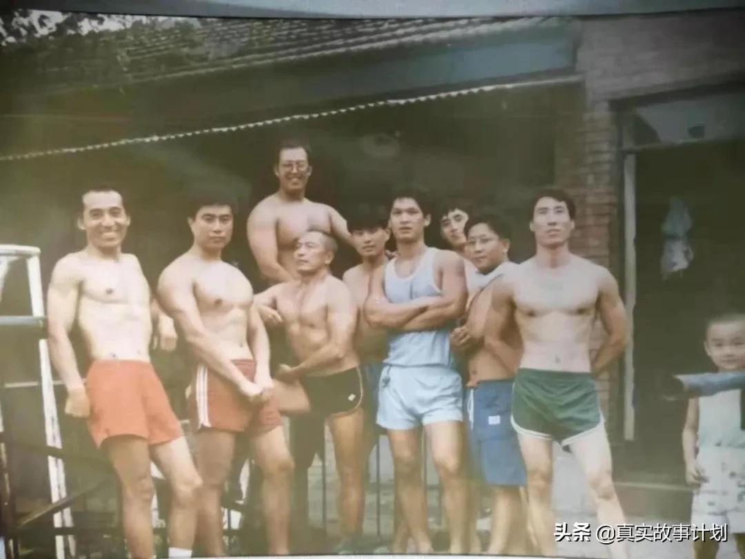 北京丰台，一群70岁的老年人在车棚里举铁