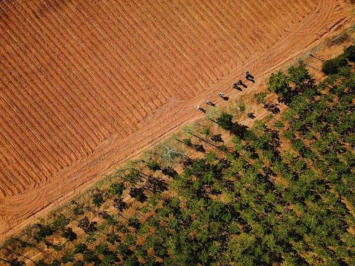 中国沙漠修公路发现一个村,中国花50亿买下沙漠在哪里