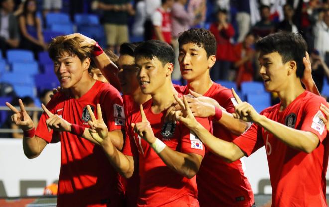 黄义助进球之后的手势大曝光！韩国队无比团结期待复仇夺冠