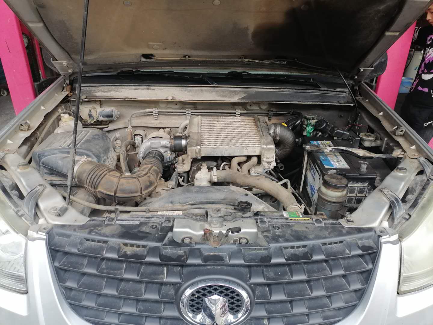 才跑4万公里货车烧机油怎么回事,发动机烧机油活塞发黑