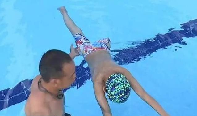 游泳时憋得慌是怎么回事,游泳憋着一口气