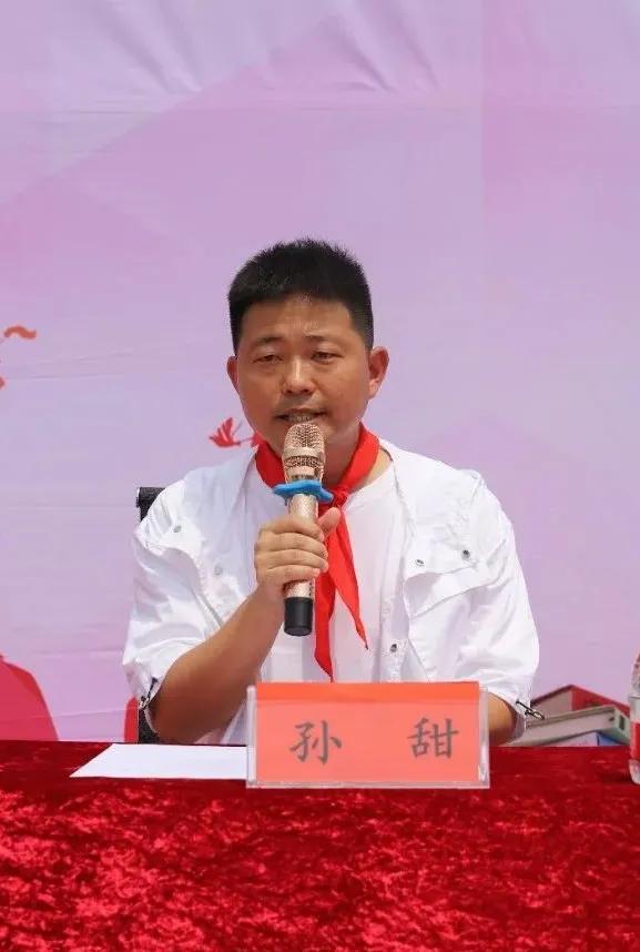 爱心志愿者为农家书屋赠送书,邓州爱心人士捐款