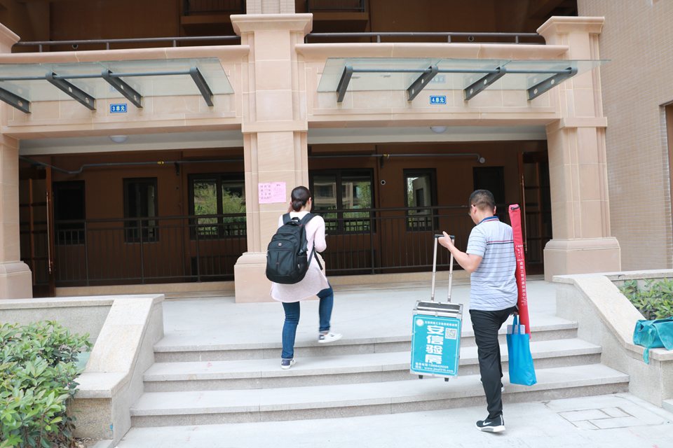 尴尬了！交房当天遭遇正大·佳源都市“挡门神”，一家被困新房出不去