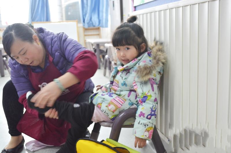 天凉孩子尿多怎么回事,小班幼儿总是尿裤子原因