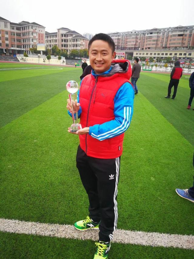 做校园足球的“中场组织者”怀化市体育老师陈新