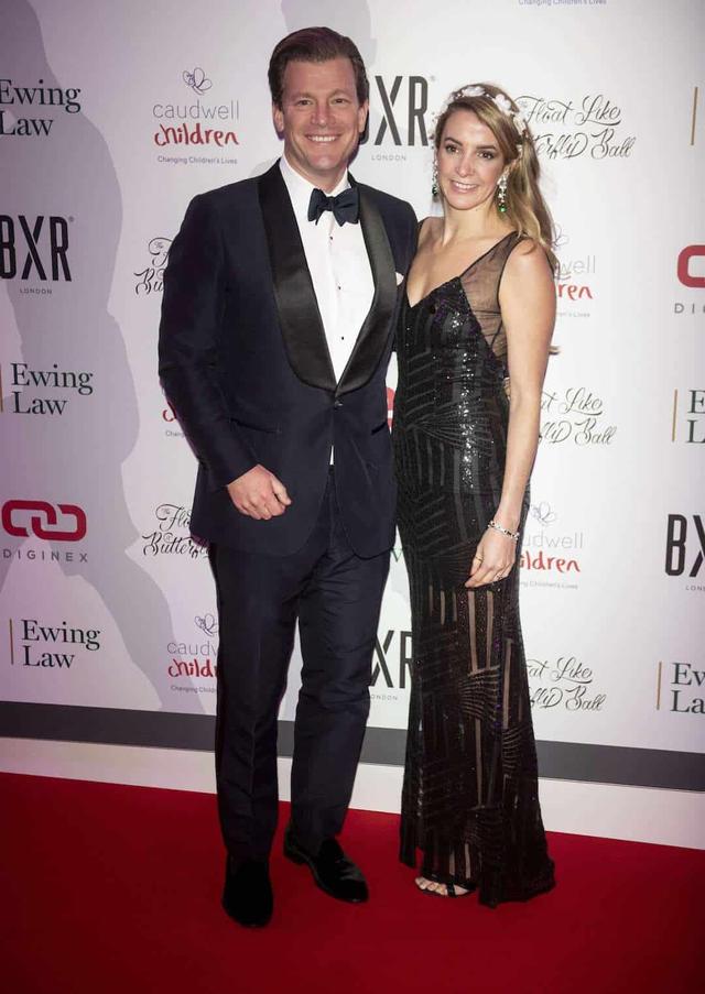 卢森堡前王妃再婚，挺孕肚穿12年前的旧款礼服，以花代冠满眼幸福