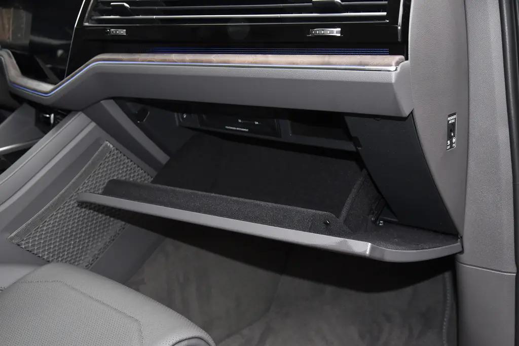 途锐手套箱漏水怎么回事,新途锐副驾驶手套箱下漏水