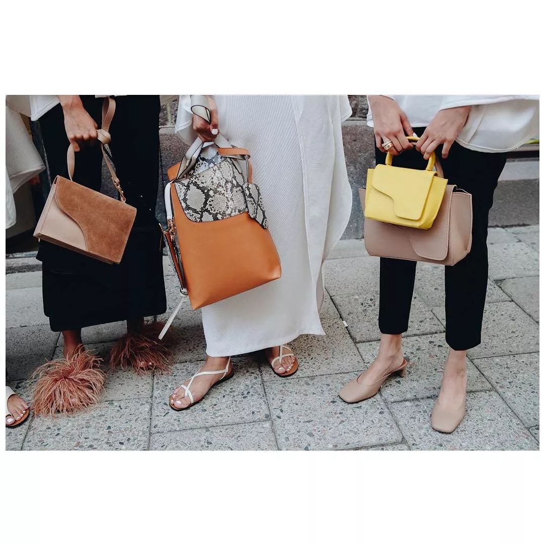 春天适合什么颜色包包,春天背什么颜色的包包