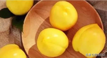 黄油桃，全身无毛，个大饱满，来自山东蒙自，一个根本不过瘾