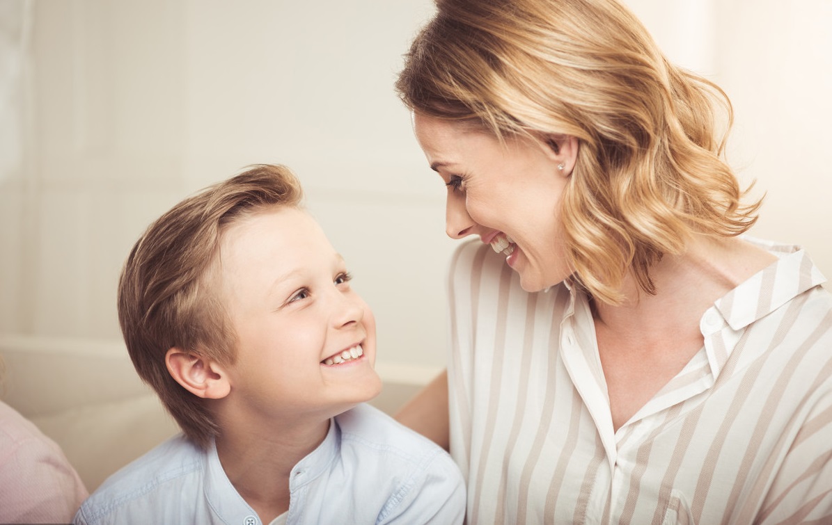 6岁男孩不愿意和小朋友玩，妈妈着急也没用，培养自信心是关键