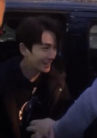 朱一龙不舍雨夜追车,朱一龙被喊龙哥