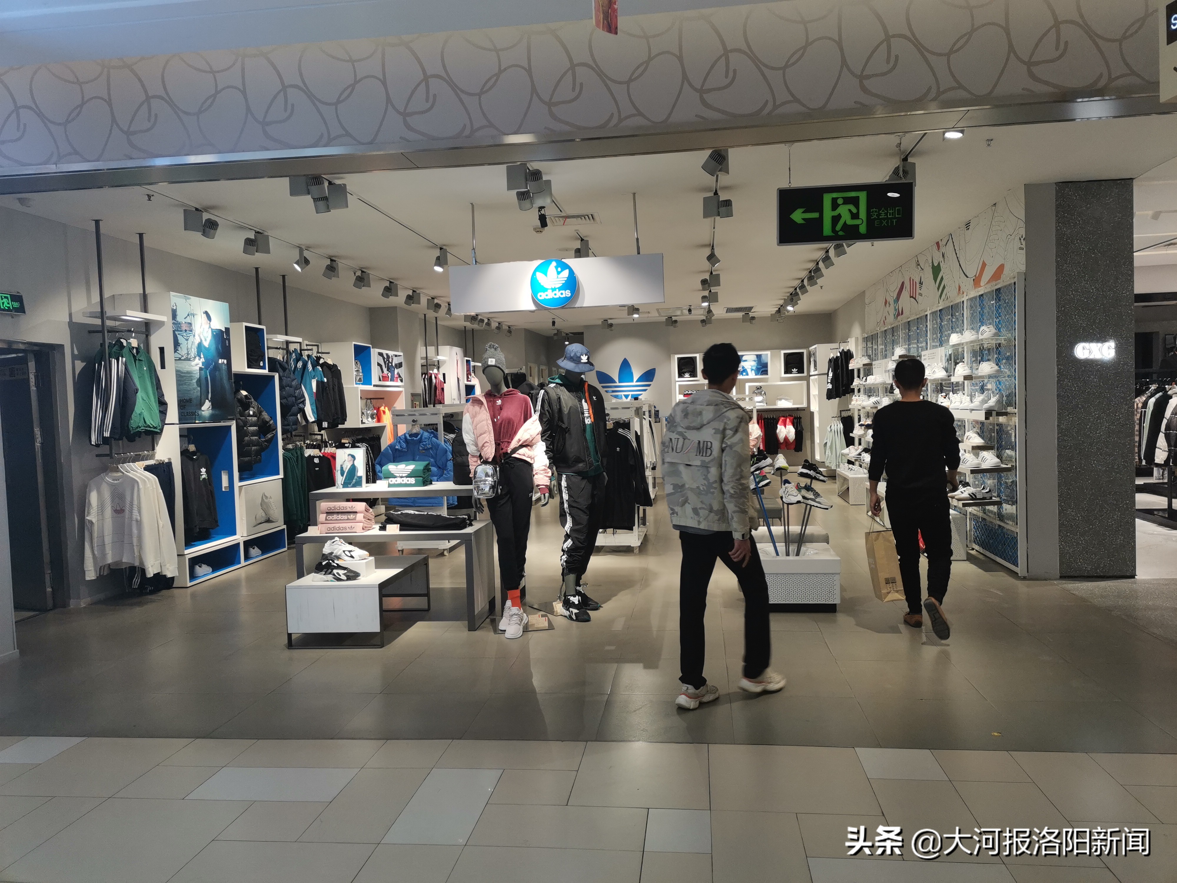 男子买阿迪10天开裂,阿迪达斯三叶草鞋子脱胶怎么处理