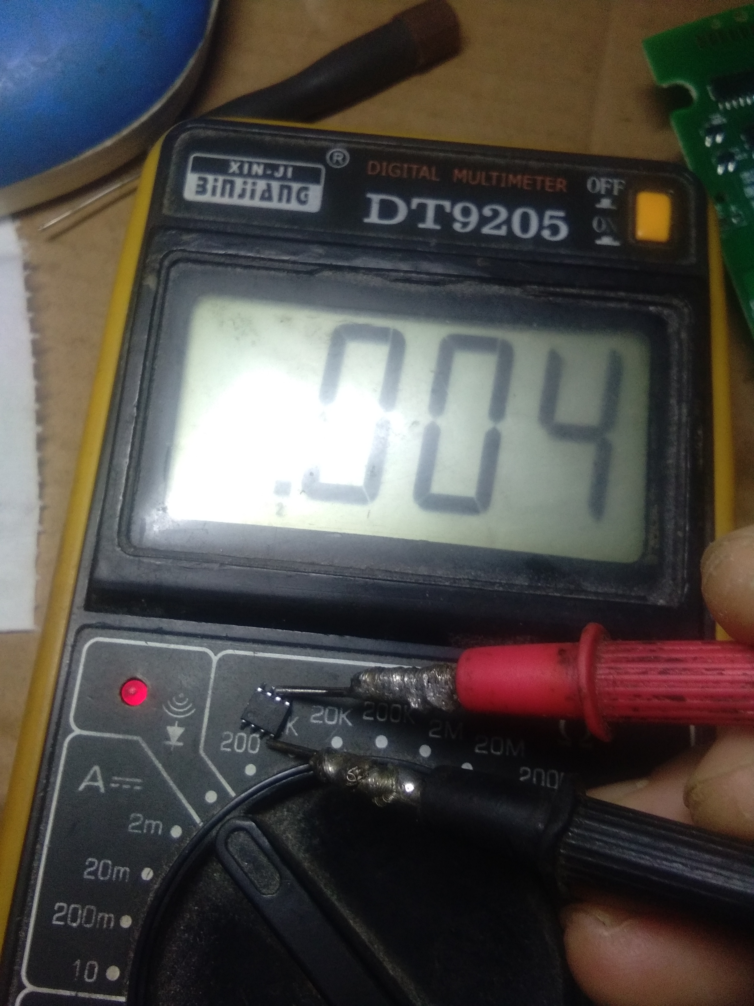 用万用表蜂鸣档测电容一直响,万用表蜂鸣器常响指示灯常亮