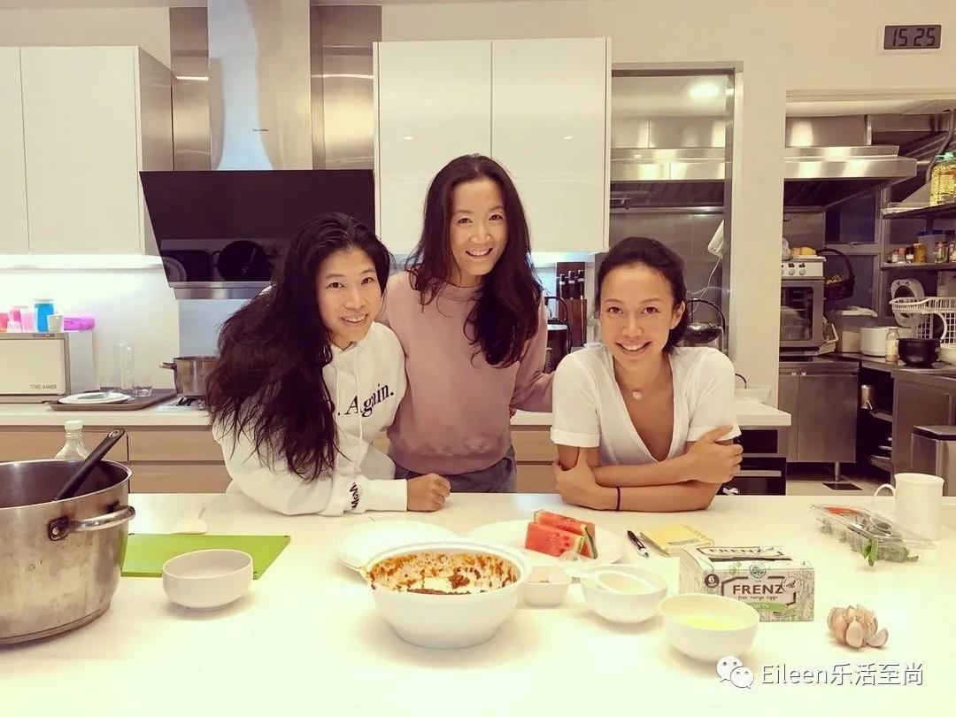 豪门乖女不婚生子，四婚亲妈帅过女神继母，港岛名媛都这么酷吗？