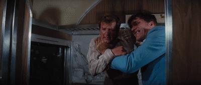 007大钢牙视频,007大钢牙咬死鲨鱼