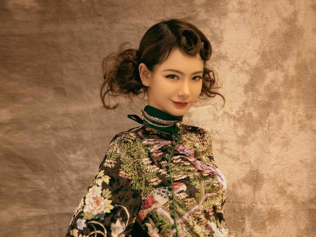 承认割双眼皮后，她又坦白自己是双性恋，与前女友的恋情浮出水面