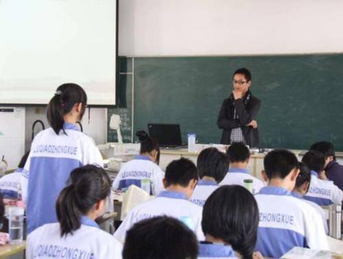 学生上课睡觉该不该叫醒,初中生如何睡五个小时元气满满