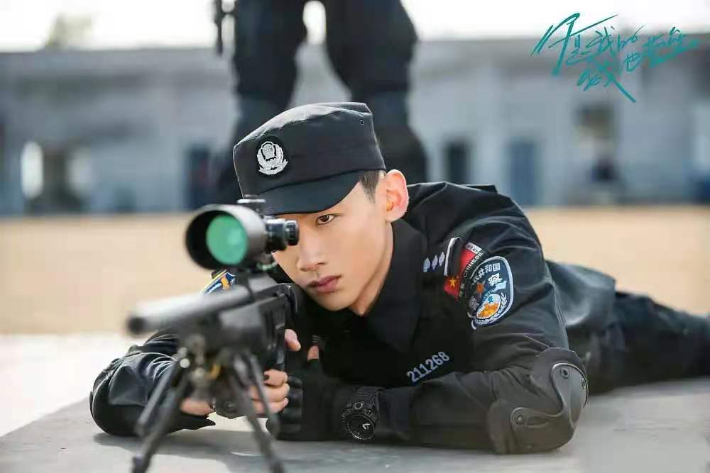 白敬亭黑衣服剧照,白敬亭剧照被抄袭