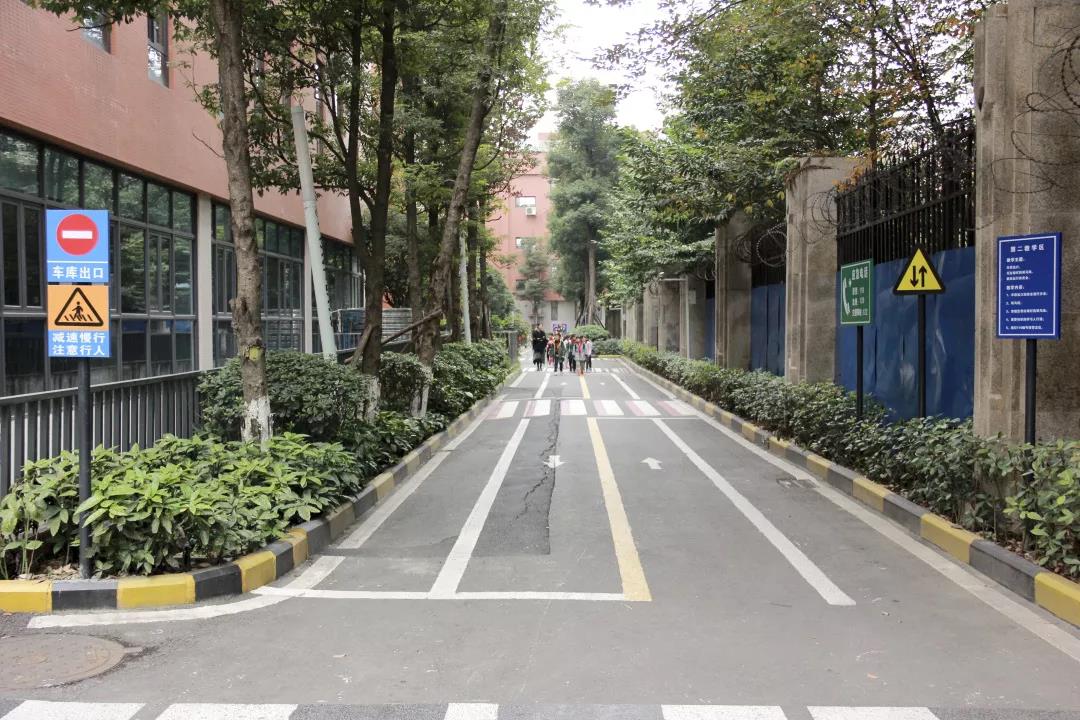 灏忔氮鎺㈡牎鏂板煄鍒嗘牎,灏忔氮鎺㈡牎宸濆ぇ