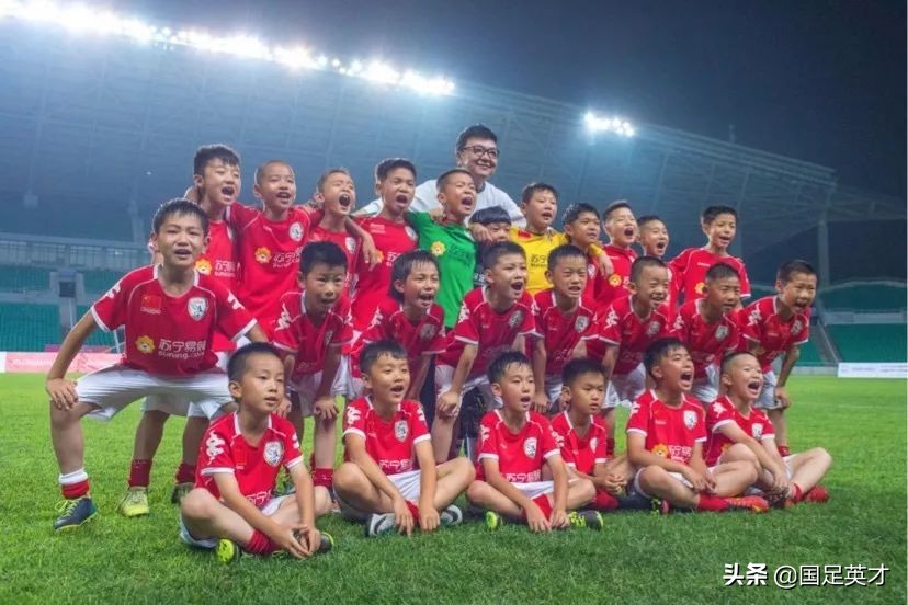 看呆了！过半场就起脚，9岁足球小将不停球打进天外飞仙世界波