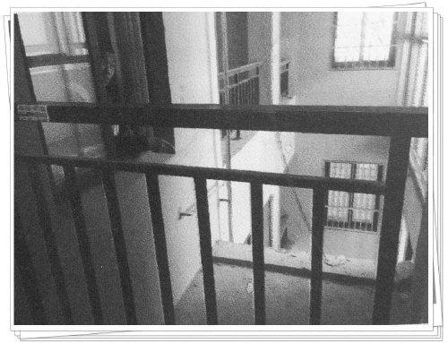 少年强奸7岁女童将其推下楼摔死其父：孩子我不管