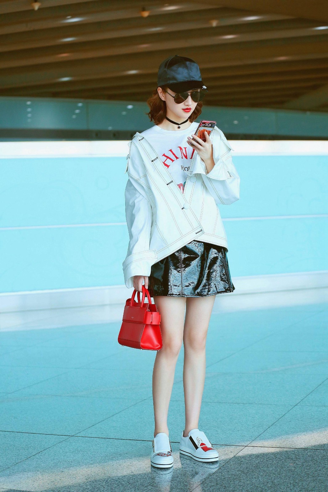 景甜烟熏妆,景甜复古红衣搭配黑裙