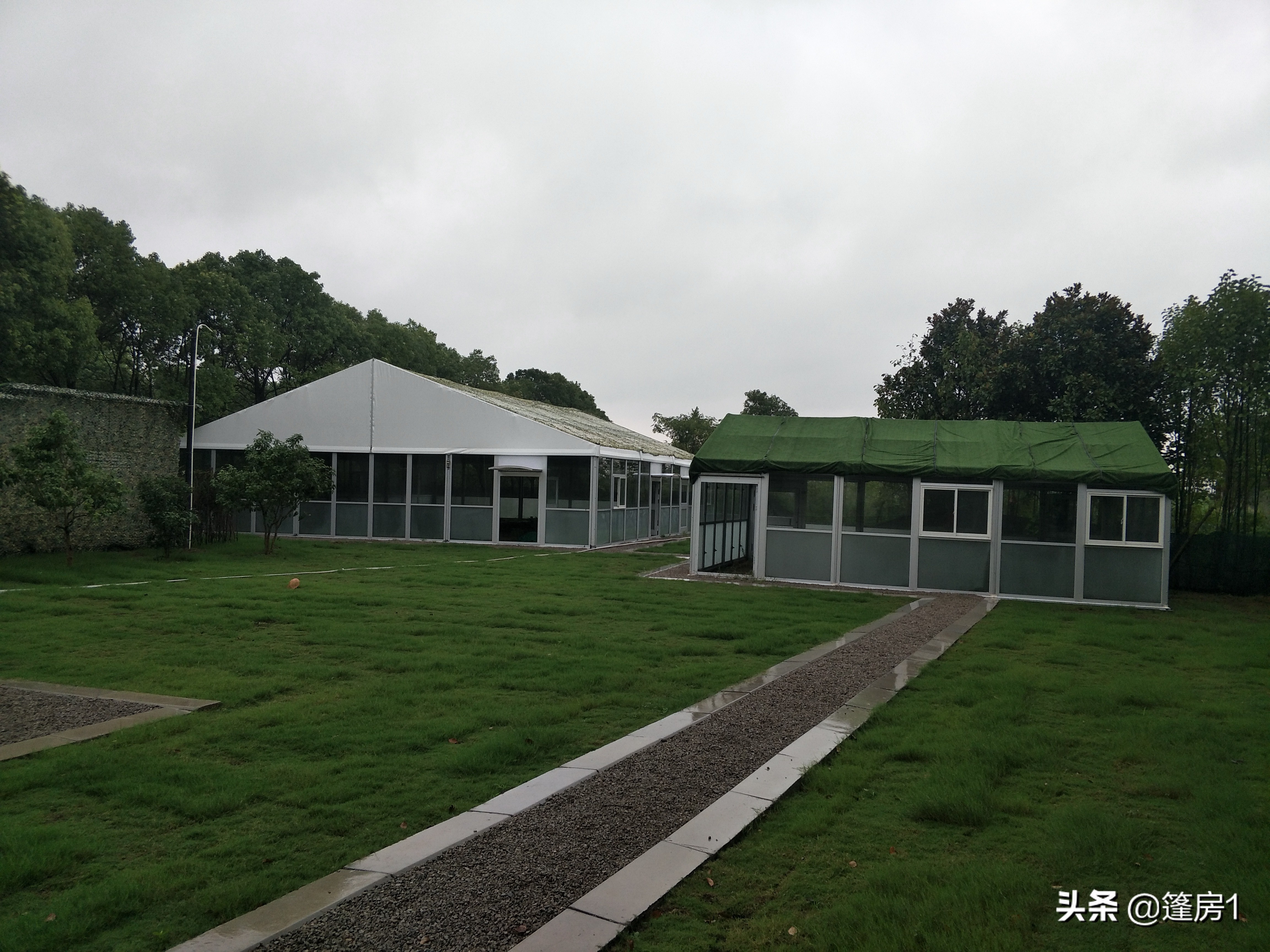 上海出现了这种篷房建筑,比钢结构漂亮,比集装箱灵活