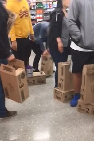 中国人去澳洲购买奶粉,澳洲代购抢奶粉事件