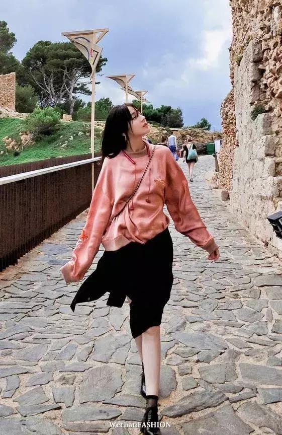 卫衣配什么裙子好看春天,卫衣裙子怎么搭配才好看