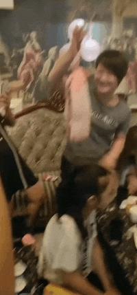 闺蜜生日送蛋糕还是送礼物呢,闺蜜过生日给他送什么零食好呢