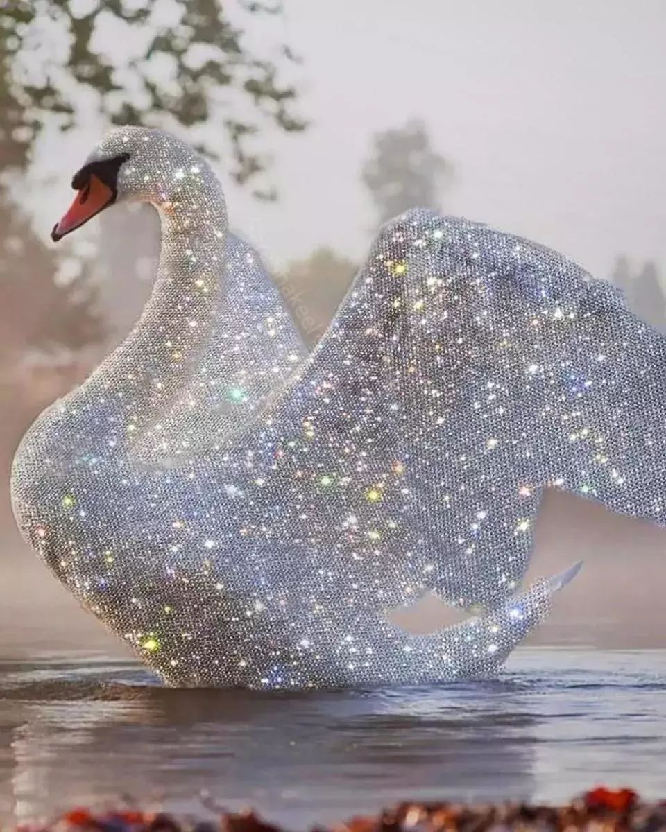 万物皆可「施华洛世奇」！大概没有这个妹子造不出的blingbling