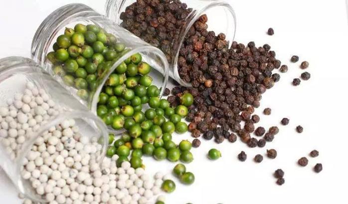 黑胡椒白胡椒绿胡椒红胡椒的味道,白胡椒和黑胡椒胡椒碱含量