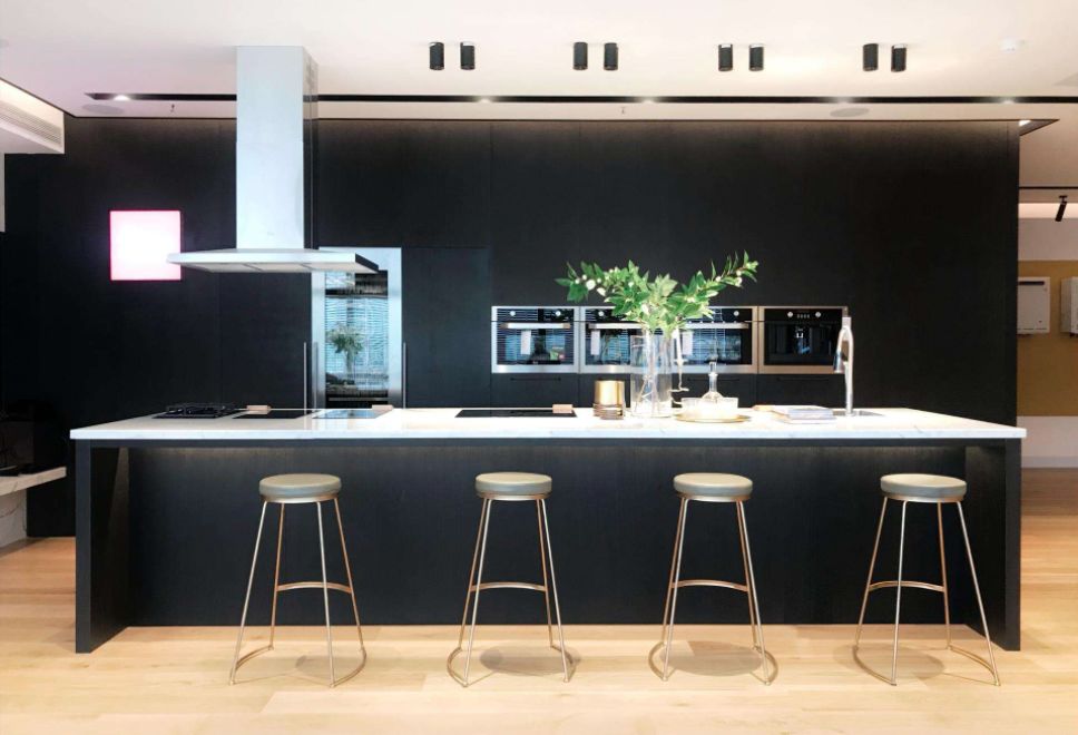 首都土豪家里的酒窖可以存2000瓶红酒，17米吊灯洗一次要花100000