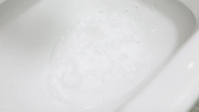 拉屎的时候怎么防止溅水,教你怎么拉粑粑不粘马桶上