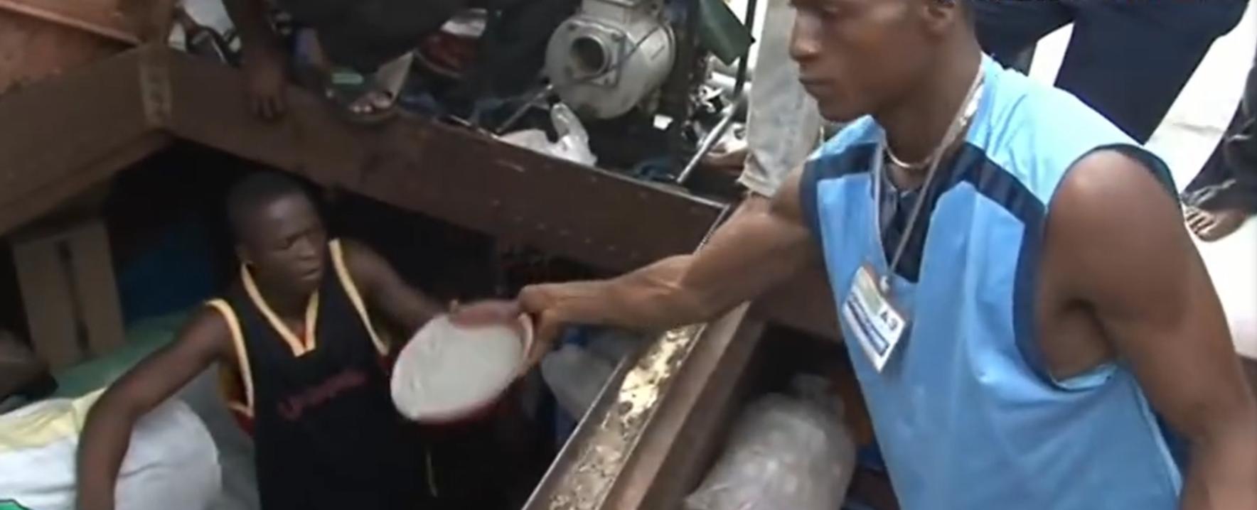 非洲货船严重超载，1700人挤在上面没有厕所，晚上开船用手电照明