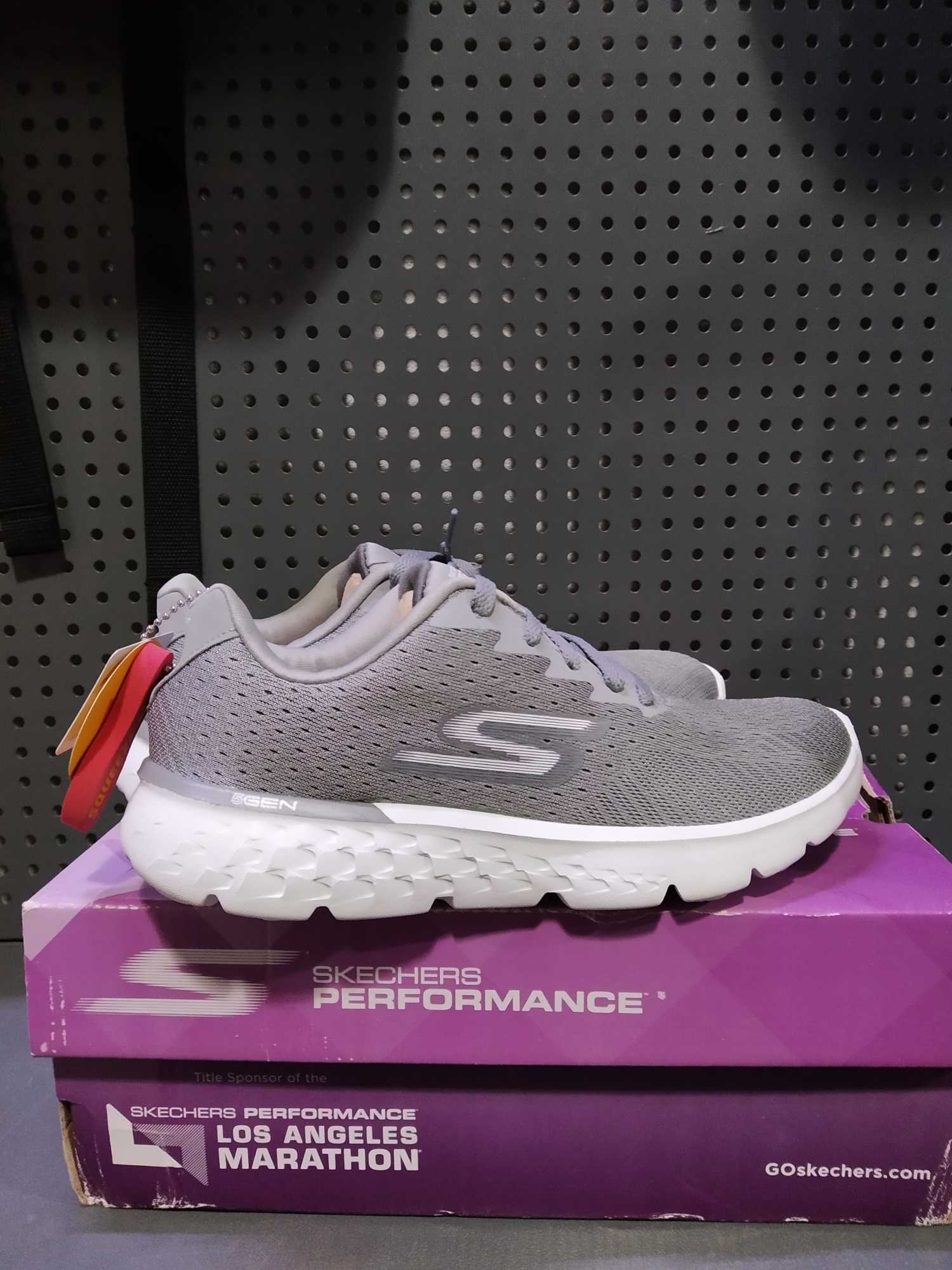 国产轻便健步鞋,美国生产的老年人健步鞋